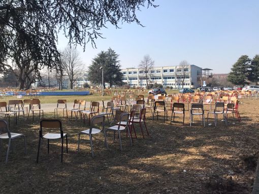 Sedie nel giardino di una scuola