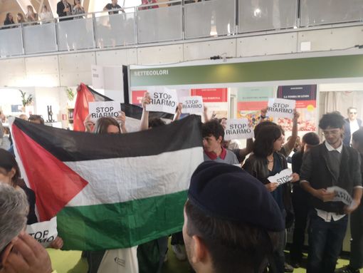 I pro Pal contestano il ministro della Difesa Crosetto al Salone del Libro