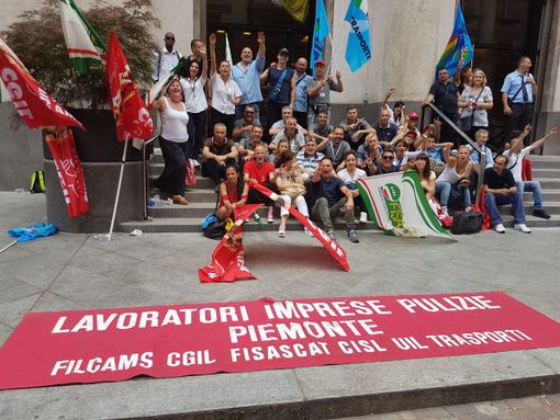 Altro che assicurazione, con Reale Mutua è a rischio il lavoro di 21 persone in appalto: presidio a Torino Altro che assicurazione, con Reale Mutua è a rischio il lavoro di 21 persone in appalto: presidio a Torino