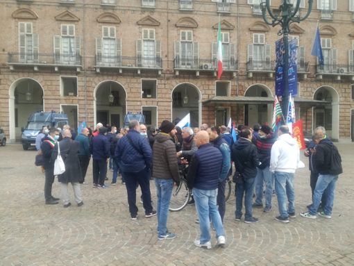 sindacati e lavoratori sotto la Prefettura