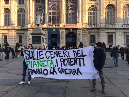 Fridays For Future Torino contro la guerra in Iran: “Impatto ambientale enorme per estrarre risorse” [VIDEO]