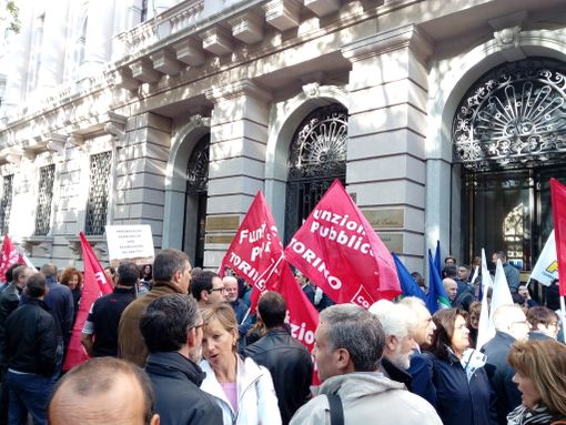 Protesta in corso Vinzaglio davanti allAgenzia delle Entrate: &quot;Riconoscere il lavoro svolto dai dipendenti&quot;