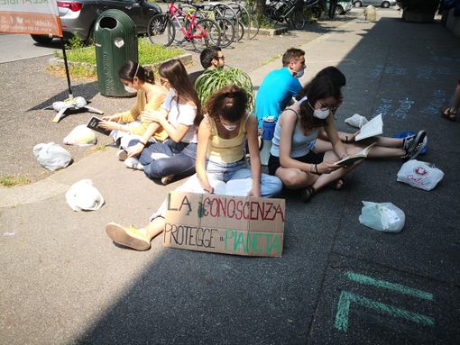 Fridays For Future Torino incontra il ministro Costa: "Qui 3 mesi di aria inquinata "illegale": dichiarate emergenza climatica" Fridays For Future Torino incontra il ministro Costa: "Qui 3 mesi di aria inquinata "illegale": dichiarate emergenza climatica"
