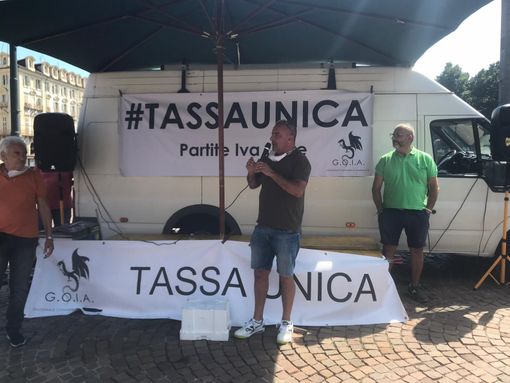 Gli ambulanti in piazza Torino: “Tassa unica e due anni bianchi, o per noi sarà un bagno di sangue” (VIDEO) Gli ambulanti in piazza Torino: “Tassa unica e due anni bianchi, o per noi sarà un bagno di sangue” (VIDEO)