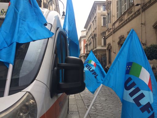 Protesta operatori Heart Life Croce Amica davanti palazzo della Regione: 40 lavoratori a rischio Protesta operatori Heart Life Croce Amica davanti palazzo della Regione: 40 lavoratori a rischio
