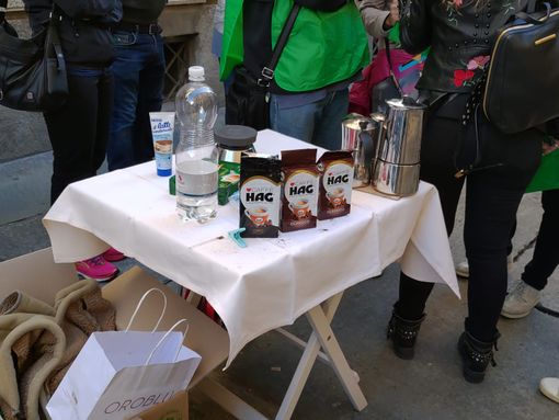 Jde, &quot;l'ultimo caffè Hag&quot; prodotto in Italia offerto per protesta davanti al Consiglio Regionale (FOTO e VIDEO)