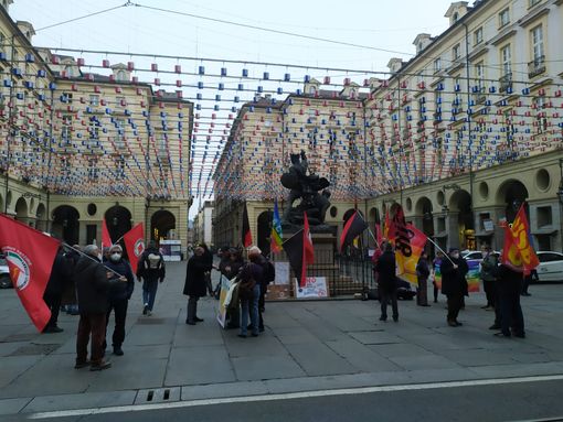 Sindacati di base, Rifondazione Comunista e anarchici in piazza a Torino contro il carovita Sindacati di base, Rifondazione Comunista e anarchici in piazza a Torino contro il carovita