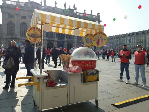 &quot;Riportiamo il sorriso ai bambini&quot;: in piazza gira la giostra dei lavoratori del luna park [FOTO e VIDEO]
