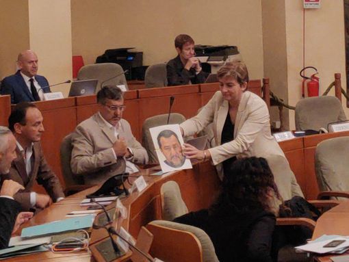 Referendum elettorale Lega, proteste in Consiglio Regionale. M5S dà a Cirio la maschera di Salvini: "Il vero volto del Presidente" Referendum elettorale Lega, proteste in Consiglio Regionale. M5S dà a Cirio la maschera di Salvini: "Il vero volto del Presidente"