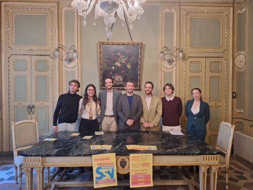 giovani foto di gruppo vicino a un tavolo