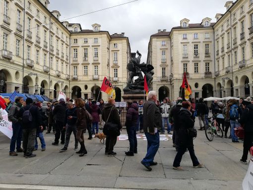 Di fronte a Palazzo Civico va in scena la protesta contro Torino 2026 (FOTO)
