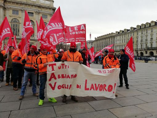 Torino, edili in piazza per il rinnovo del contratto nazionale di settore (VIDEO)