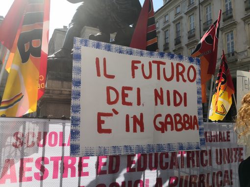 La protesta delle maestre lo scorso maggio sotto Palazzo Civico