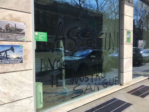 scritte contro filiale Intesa Sanpaolo scritte contro filiale Intesa Sanpaolo