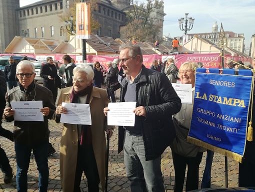 Oltre 150 giornalisti sotto la prefettura: &quot;La libertà è sacra, non chiediamo altro&quot; (FOTO e VIDEO)