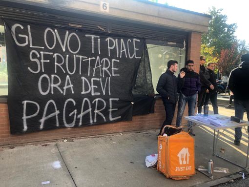 protesta davanti al tribunale
