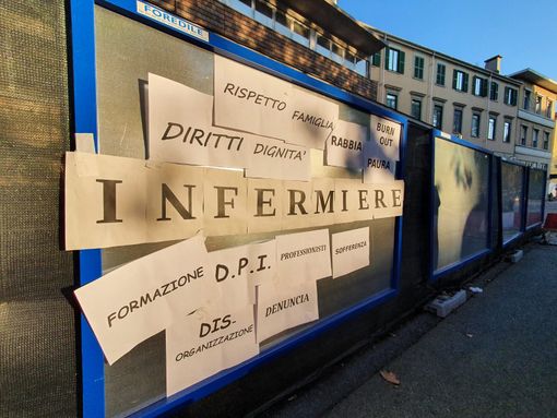 &quot;Turni pesantissimi per una seconda ondata che si poteva prevedere&quot;: è protesta degli infermieri davanti al Maria Vittoria [FOTO]