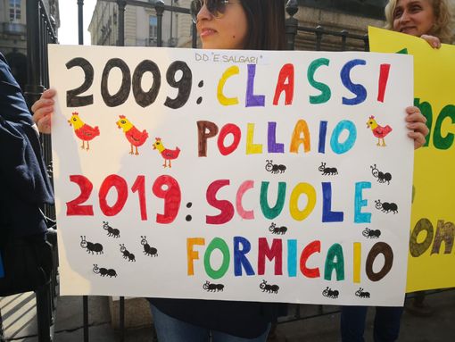 "No alle scuole formicaio": maestre e docenti della Salgari in presidio sotto il Comune di Torino (FOTO e VIDEO) "No alle scuole formicaio": maestre e docenti della Salgari in presidio sotto il Comune di Torino (FOTO e VIDEO)