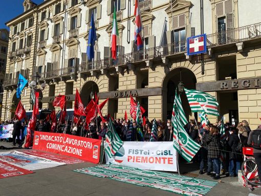 protesta lavoratori tim piazza castello protesta lavoratori tim piazza castello