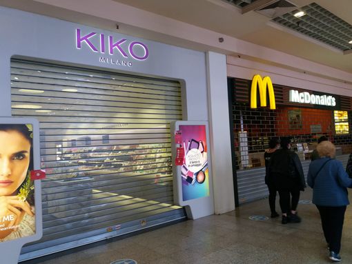 A Le Gru serrande abbassate per 15 minuti: &quot;Chiudiamo per poter riaprire anche nei weekend&quot; [FOTO]