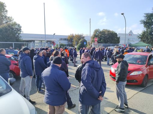 protesta davanti alla Lear di Grugliasco protesta davanti alla Lear di Grugliasco