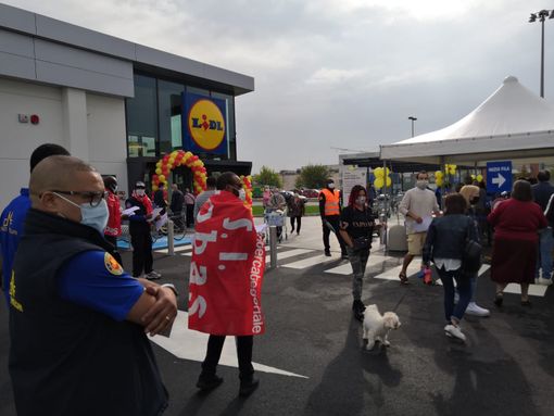 Protesta dei lavoratori dell'accoglienza al Lidl di Beinasco: "Paghe da fame e diritti negati" Protesta dei lavoratori dell'accoglienza al Lidl di Beinasco: "Paghe da fame e diritti negati"