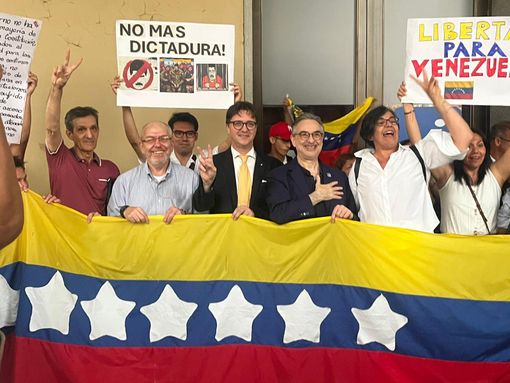 In sostegno al popolo venezuelano in piazza Castello dopo l’elezione di Maduro: “Palesi brogli elettorali”