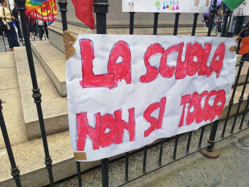 "La scuola non si tocca": il personale delle scuole dell'infanzia protesta davanti al Comune di Torino "La scuola non si tocca": il personale delle scuole dell'infanzia protesta davanti al Comune di Torino
