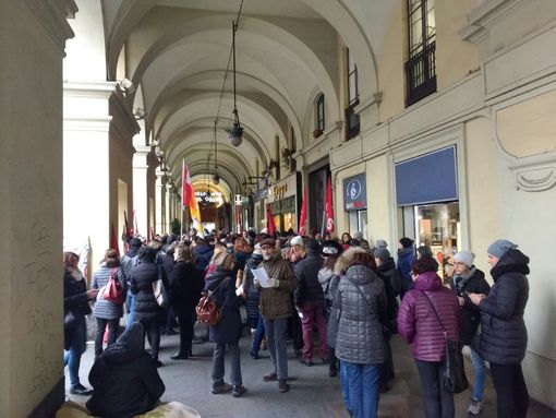 La Cobas Scuola organizza presidio di solidarietà per Rosa Maria, l'insegnante sospesa La Cobas Scuola organizza presidio di solidarietà per Rosa Maria, l'insegnante sospesa