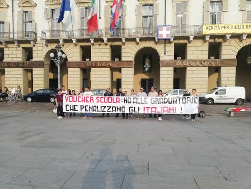Voucher scuola, proteste delle mamme in piazza Castello: &quot;No alle graduatorie che penalizzano gli italiani&quot; [FOTO E VIDEO]