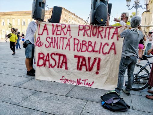 Le donne No Tav in piazza Castello: &quot;Opera porterà nuove malattie, il Covid non ci ha insegnato nulla&quot; (FOTO e VIDEO)