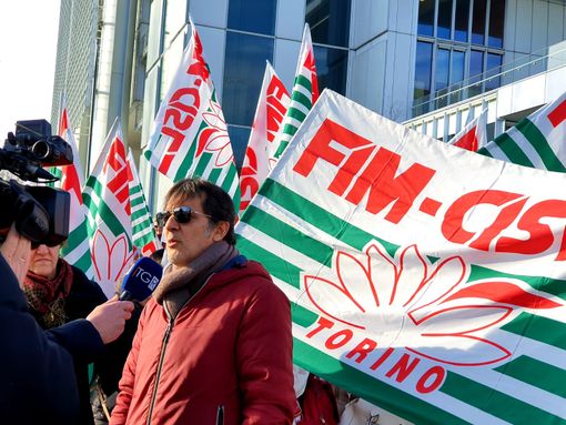 Lavoratori di Olisistem in sciopero davanti al grattacielo Intesa