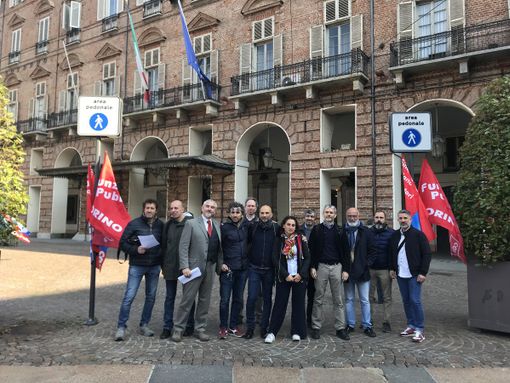 Protesta dei poliziotti sotto la Prefettura: “Il contratto di lavoro è scaduto da 4 mesi”