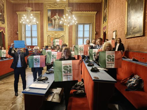 "Sì al referendum sulla cittadinanza", protesta nella Sala di Torino