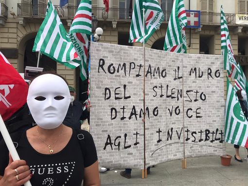 "Basta, non siamo invisibili": sotto la Regione la protesta dei lavoratori delle Rsa [FOTO e VIDEO]