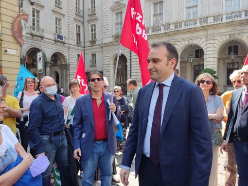 protesta sotto comune di torino