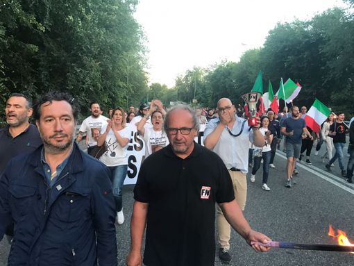 Protesta contro i Rom di strada Aeroporto: il mistero della bambina nel fiume (FOTO) Protesta contro i Rom di strada Aeroporto: il mistero della bambina nel fiume (FOTO)