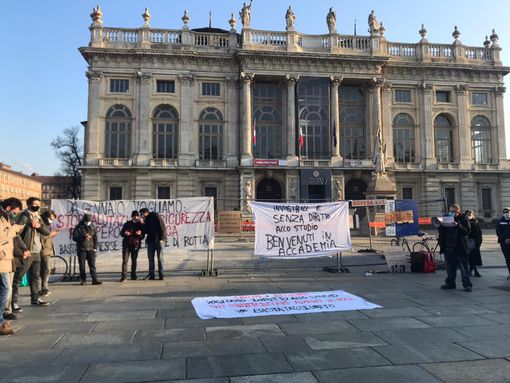 la protesta degli studenti universitari in centro a Torino