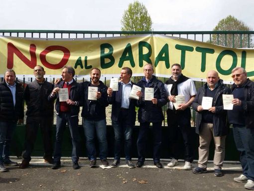 Una manifestazione di cittadini contro il suk