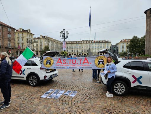 Abusivismo dilagante e la 'concorrenza sleale' degli Ncc: la protesta di decine di taxisti torinesi Abusivismo dilagante e la 'concorrenza sleale' degli Ncc: la protesta di decine di taxisti torinesi