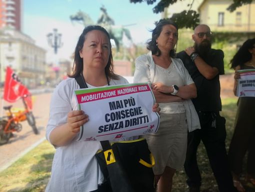 Uber Eats chiude in Italia, a Torino rider in protesta: &quot;Non abbiamo diritti e ammortizzatori sociali&quot;
