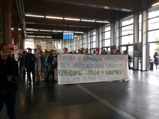 "Riprendiamoci l'appello di novembre": studenti in protesta "Riprendiamoci l'appello di novembre": studenti in protesta