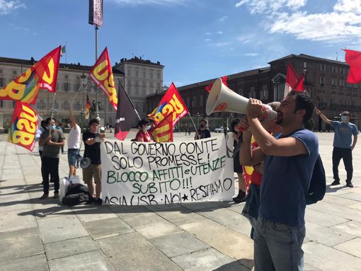 &quot;Tornare a casa con 20 euro è imbarazzante, chiediamo un aiuto&quot;: in piazza Castello la rabbia dei tassisti [VIDEO]