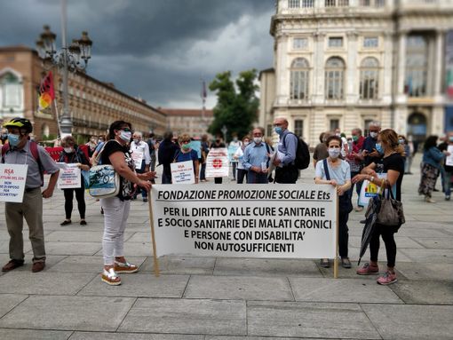 Vittime nelle rsa, protesta in piazza Castello: "Morti a perdere, solo perché erano vecchi"