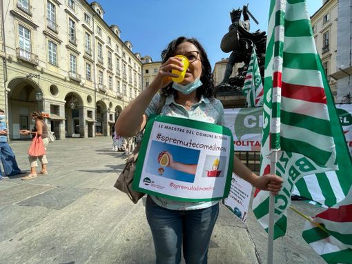 Protestano le maestre e gli educatori comunali: “Noi spremuti come limoni” [VIDEO]