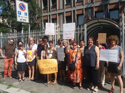 Genitori e insegnanti della Manzoni sotto il Provveditorato: "Quarta classe di diritto. Ascoltateci" Genitori e insegnanti della Manzoni sotto il Provveditorato: "Quarta classe di diritto. Ascoltateci"