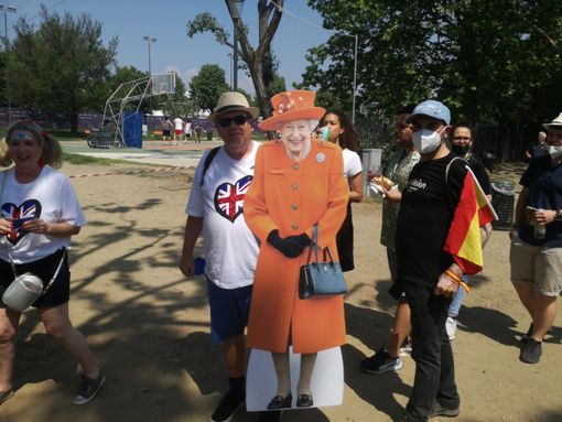 Eurovision, la finale scatena l'invasione: e tra colori, bandiere e travestimenti, spunta anche una Regina Elisabetta [VIDEO]