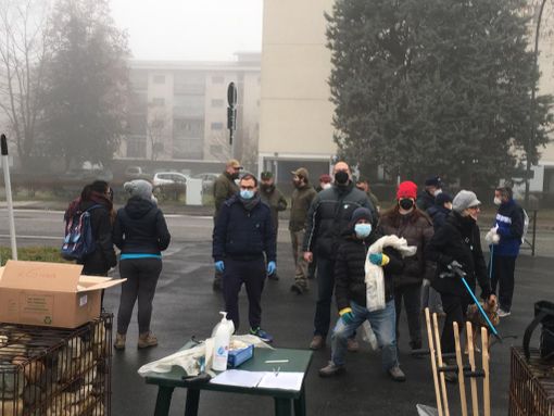 I volontari impegnati nella pulizia di Falchera I volontari impegnati nella pulizia di Falchera