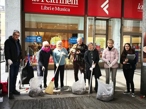 "Il centro di Torino è un posacenere": volontari puliscono grata di piazza Cln, raccolti 5 mila mozziconi