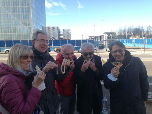 Torta salata per il decimo compleanno del grattacielo della Regione: &quot;Uno scandalo nazionale&quot; [VIDEO]